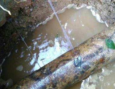 苏尼特右楼顶渗水维修公司分享下地暖漏水的原因及检测方法。